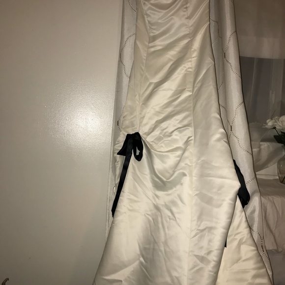 gorgeous gown perfect for prom! - Picture 5 of 6